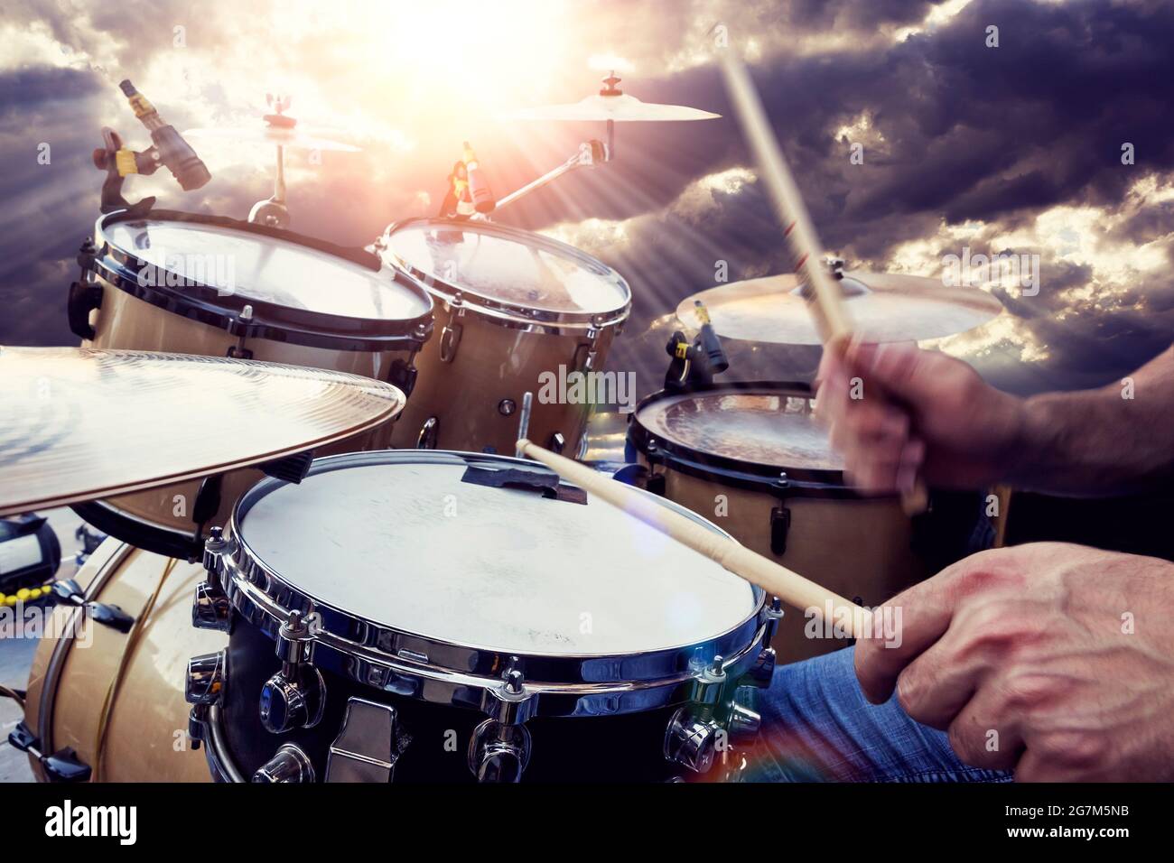 Musica di sottofondo. Suonare drum e musica Concert Concept. Musica dal vivo e rock band sul palco. Foto Stock