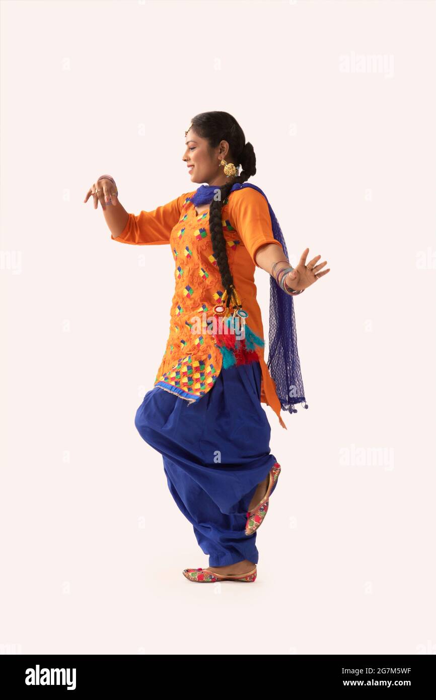 Un ballerino di Giddha che illustra un passo di danza. Foto Stock