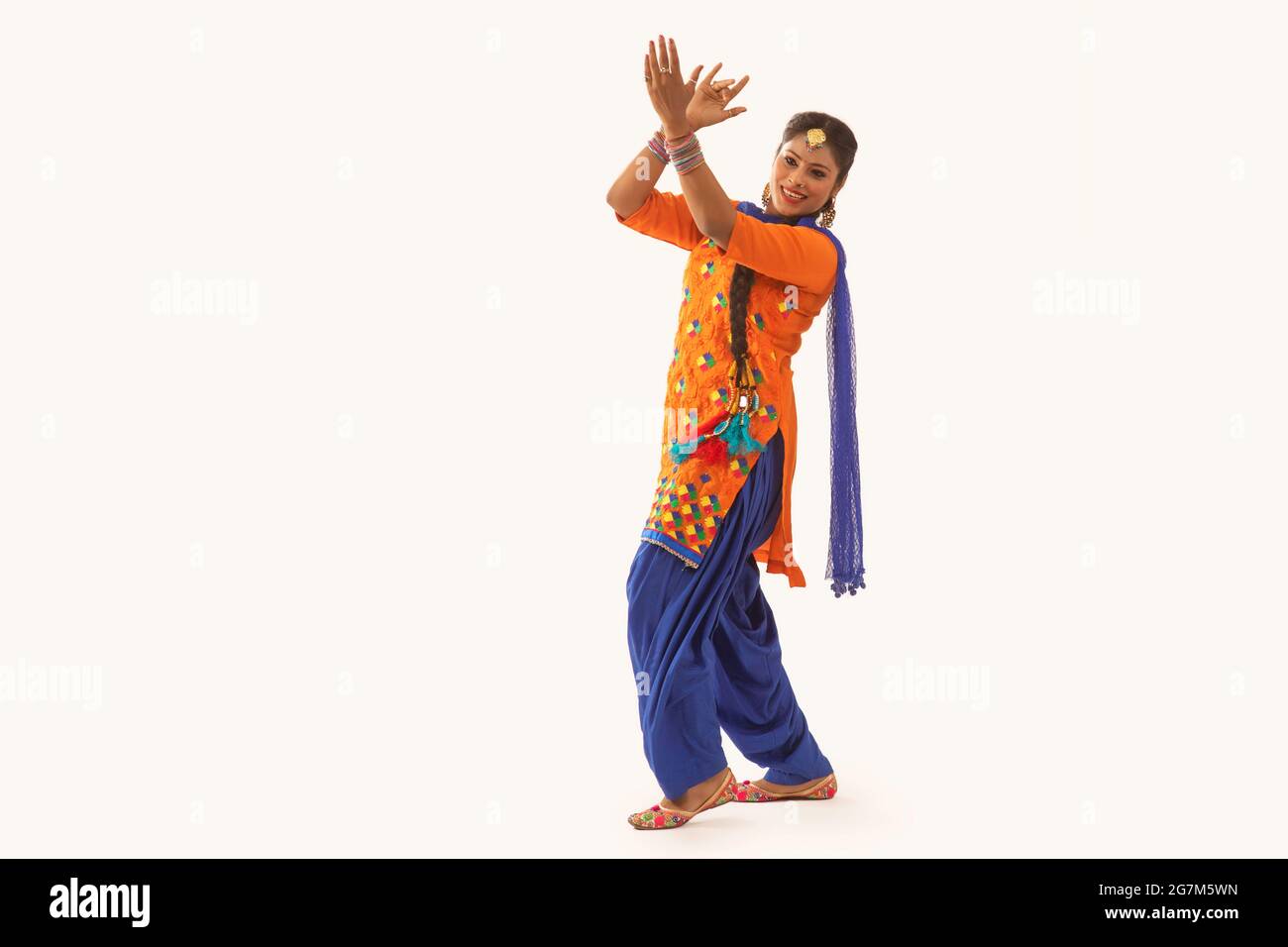 Un ballerino di Giddha che esegue un passo di danza con gesti a mano. Foto Stock