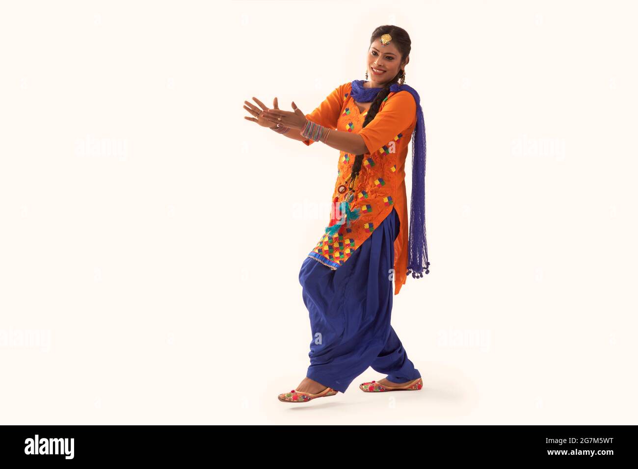 Danzatrice Giddha che esegue un passo di danza con gesti a mano. Foto Stock