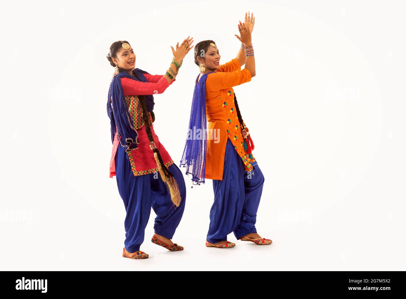 Due ballerini di Giddha che eseguono un passo di danza insieme. Foto Stock