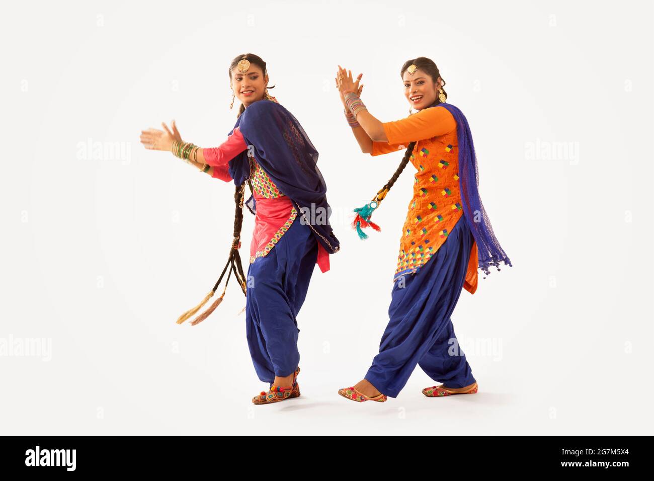 Due ballerini di Giddha che eseguono un passo di danza insieme. Foto Stock