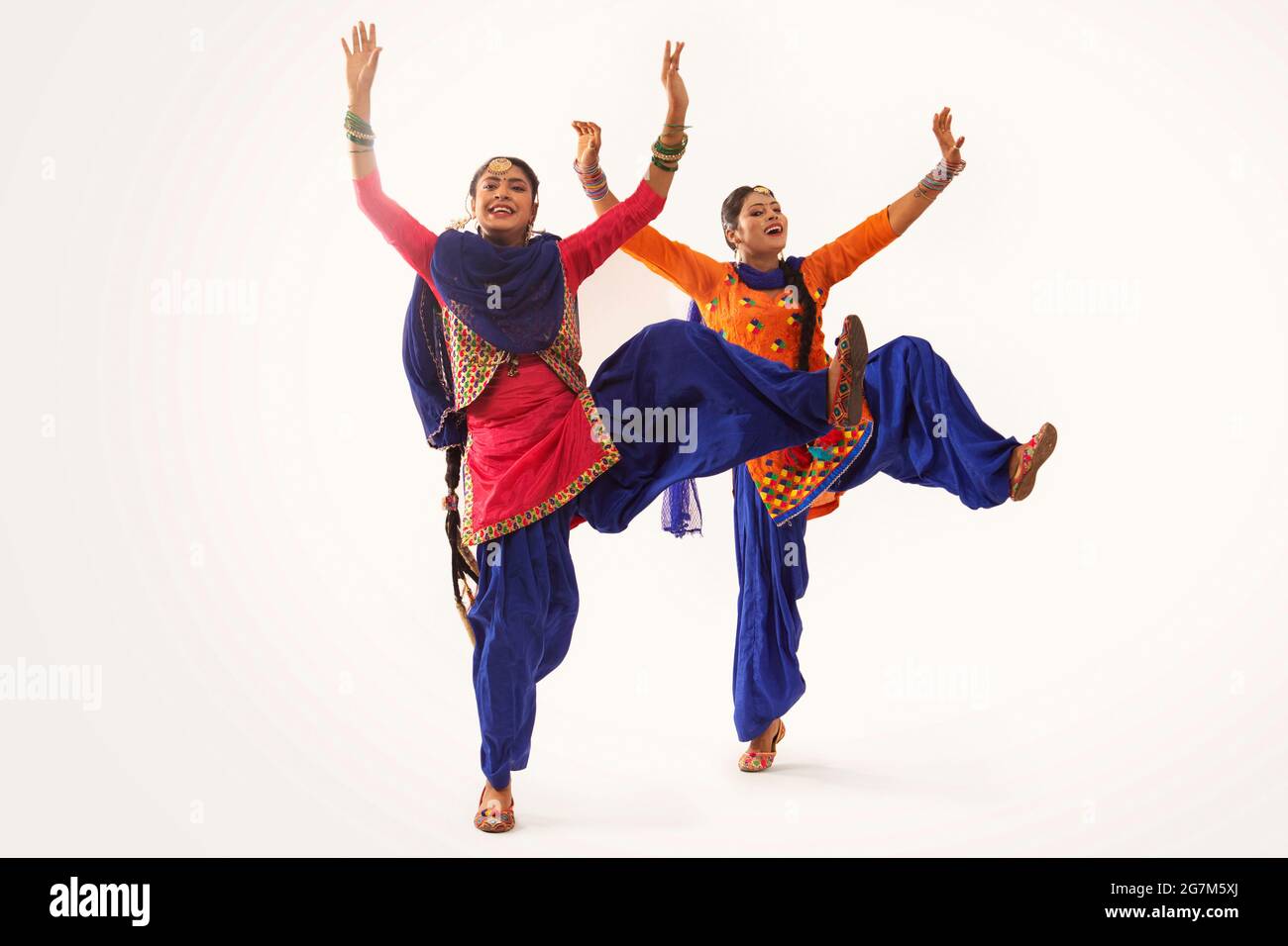 Due ballerini Giddha che eseguono un passo di danza con le mani in su e una gamba in alto. Foto Stock