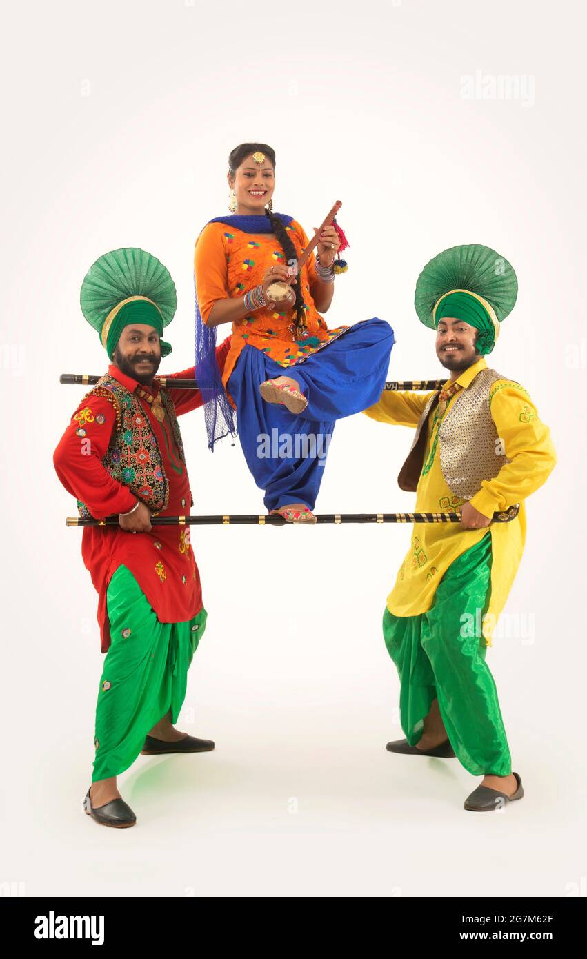 Due Bhangra e un ballerino Giddha con Khunda e Tumbi raffiguranti un passo di danza. Foto Stock