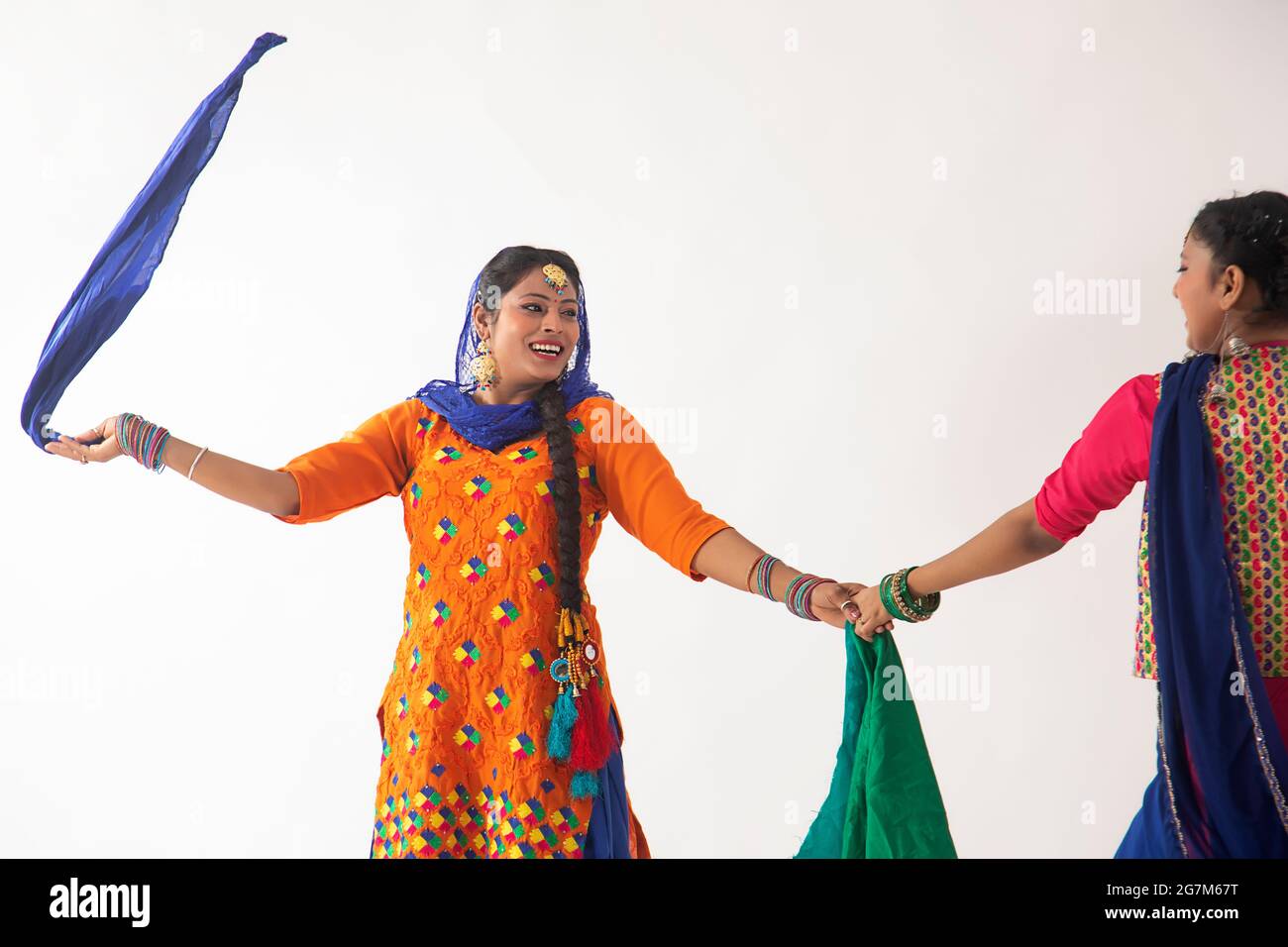 Due ballerini Giddha raffiguranti un passo da ballo con un panno colorato nelle loro mani. Foto Stock