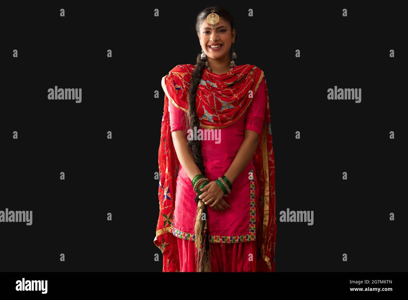 Una donna sorridente in un costume di Giddha. Foto Stock