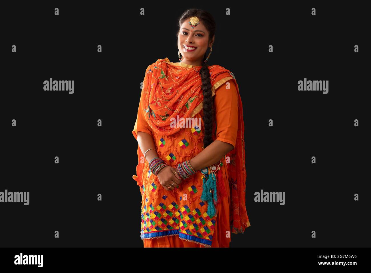Una donna sorridente in un costume di Giddha. Foto Stock