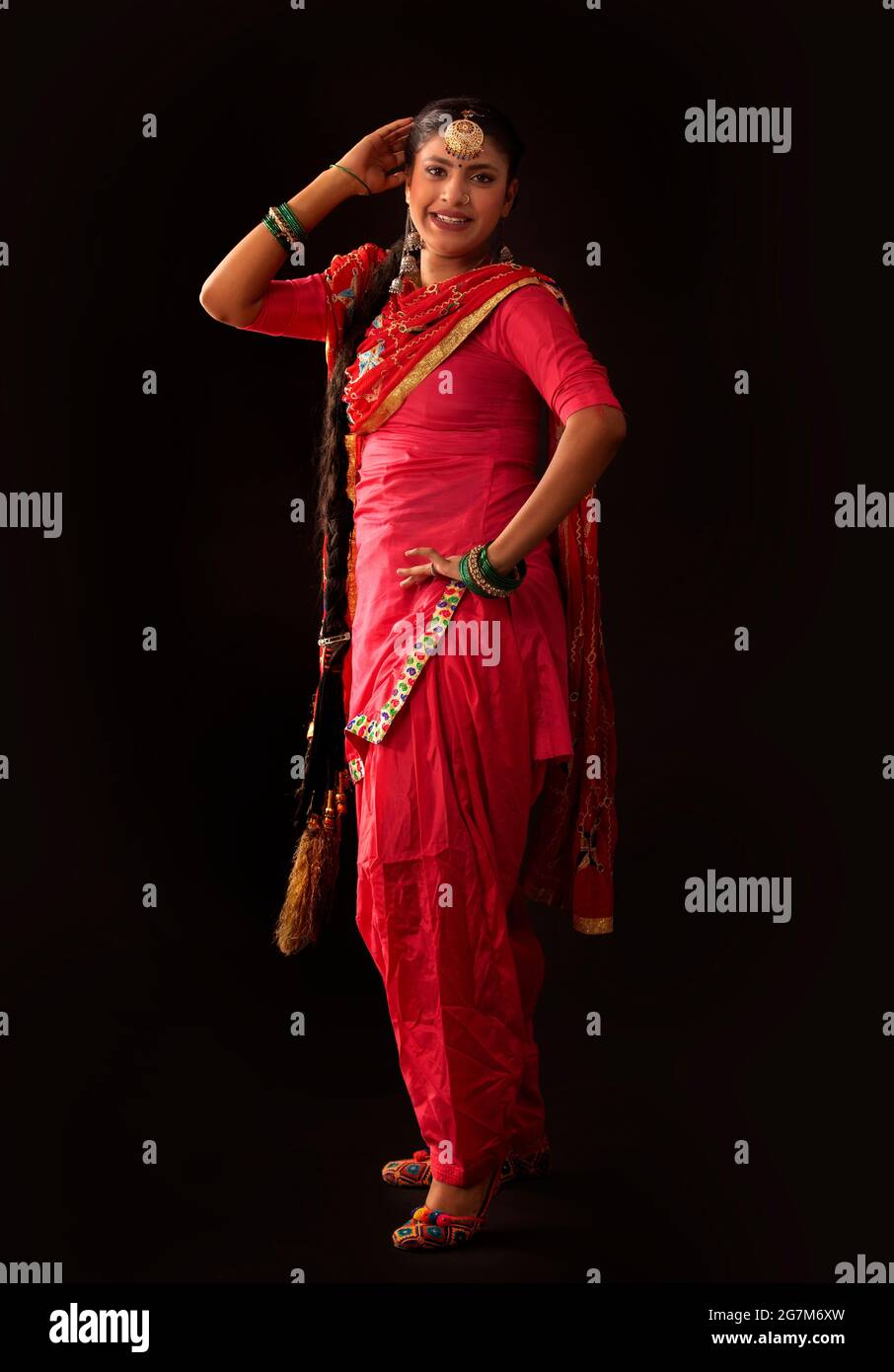Una donna raffigurante un passo di danza Giddha. Foto Stock