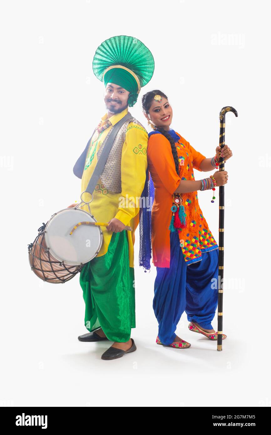 Un Bhangra e UN ballerino di Giddha che suonano con un Dhol e un Khunda. Foto Stock