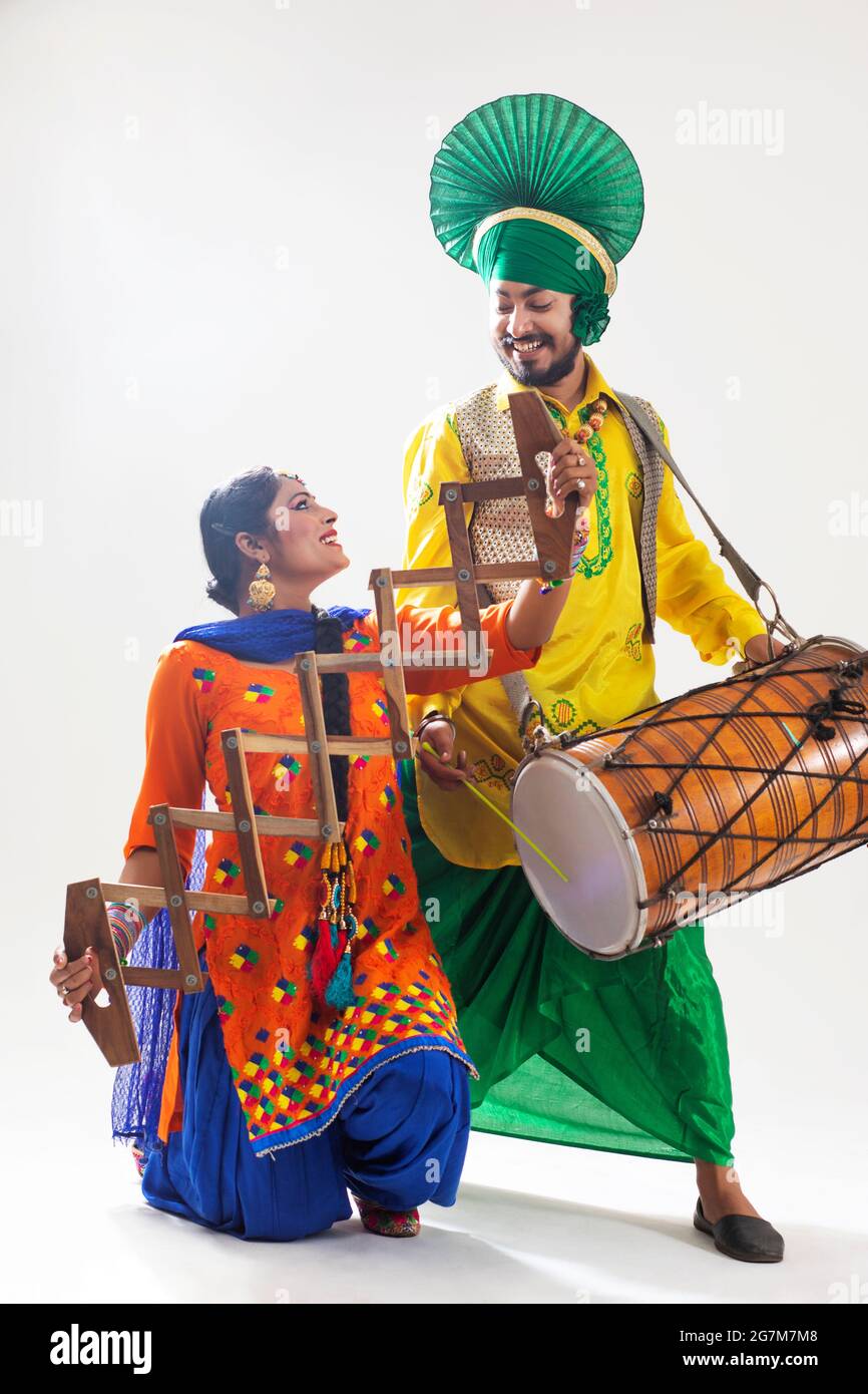Un Bhangra e UN Dancer Giddha che suonano con un Dhol e un SAAP. Foto Stock