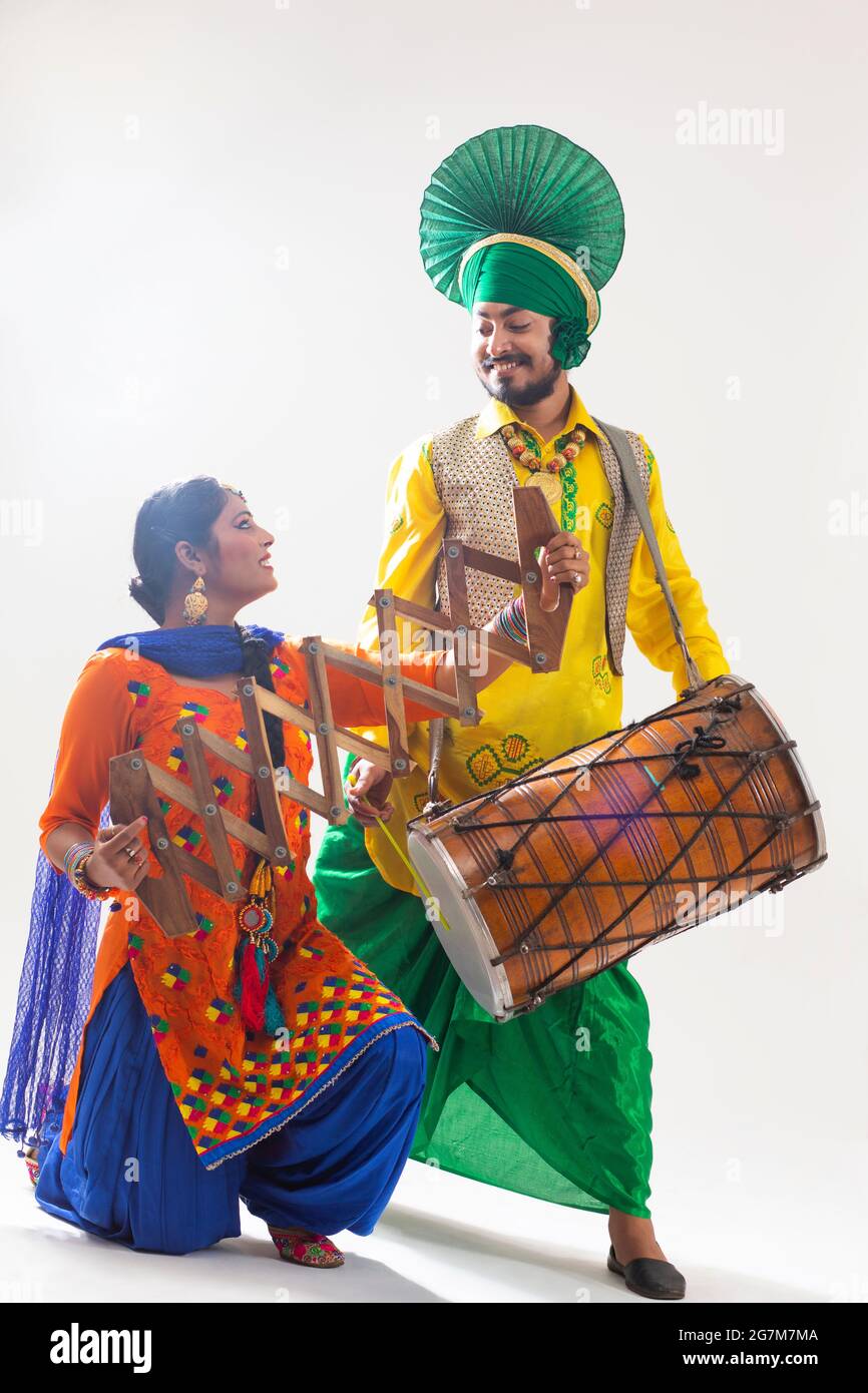 Un Bhangra e UN Dancer Giddha che suonano con un Dhol e un SAAP. Foto Stock