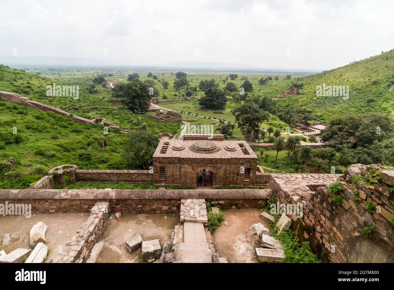 Rovine del forte di Bhangarh a Rundh, India Foto Stock