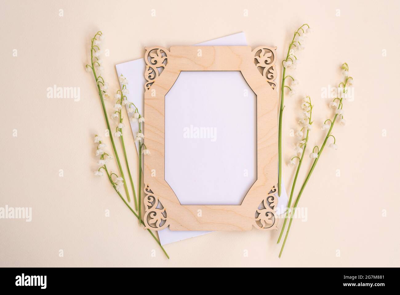 Gigli freschi della cornice della valle e spazio scheda per il design Foto Stock