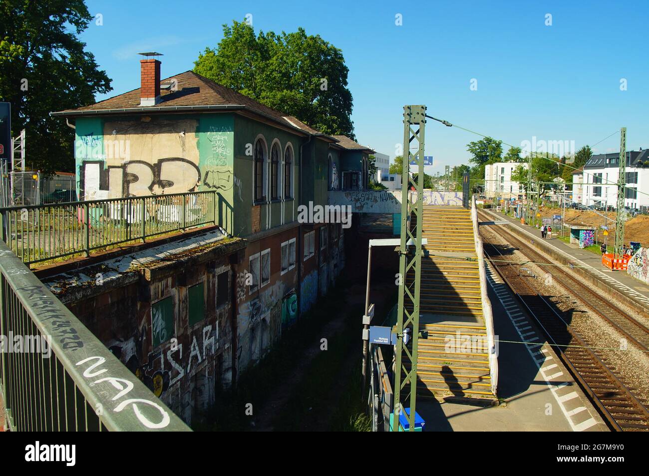 FRANCOFORTE, GERMANIA - 02 giu 2021: La stazione di Francoforte Eschersheim dilapidata sulla Main-Weser-Bahn. Costruito nel 1877, l'edificio sarà demolito Foto Stock