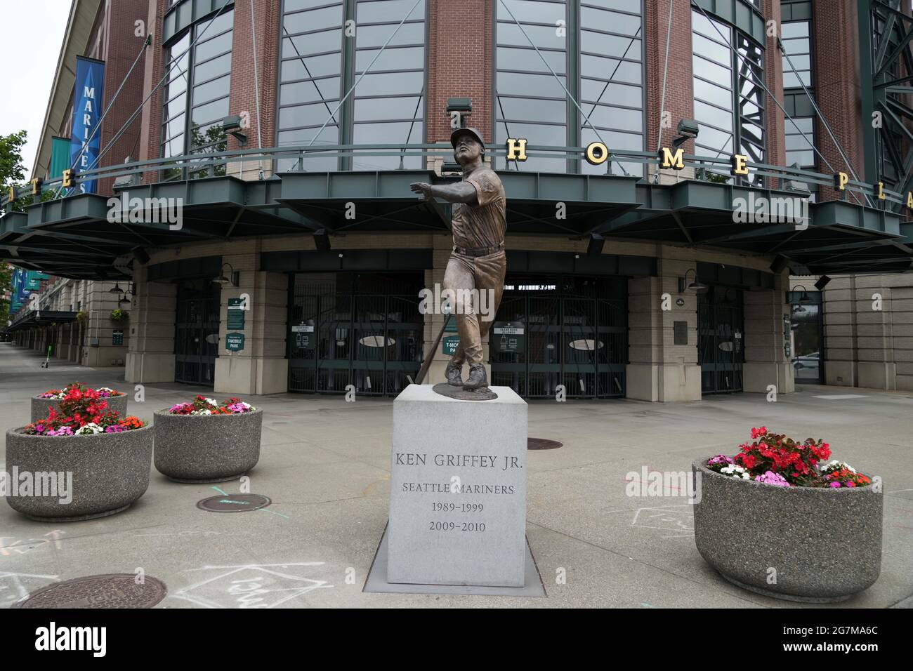 Una statua di Ken Griffey Jr. All'ingresso del piatto domestico del T-Mobile Park, mercoledì 14 luglio 2021, a Seattle, Lo stadio è la sede dei Seattle Foto Stock