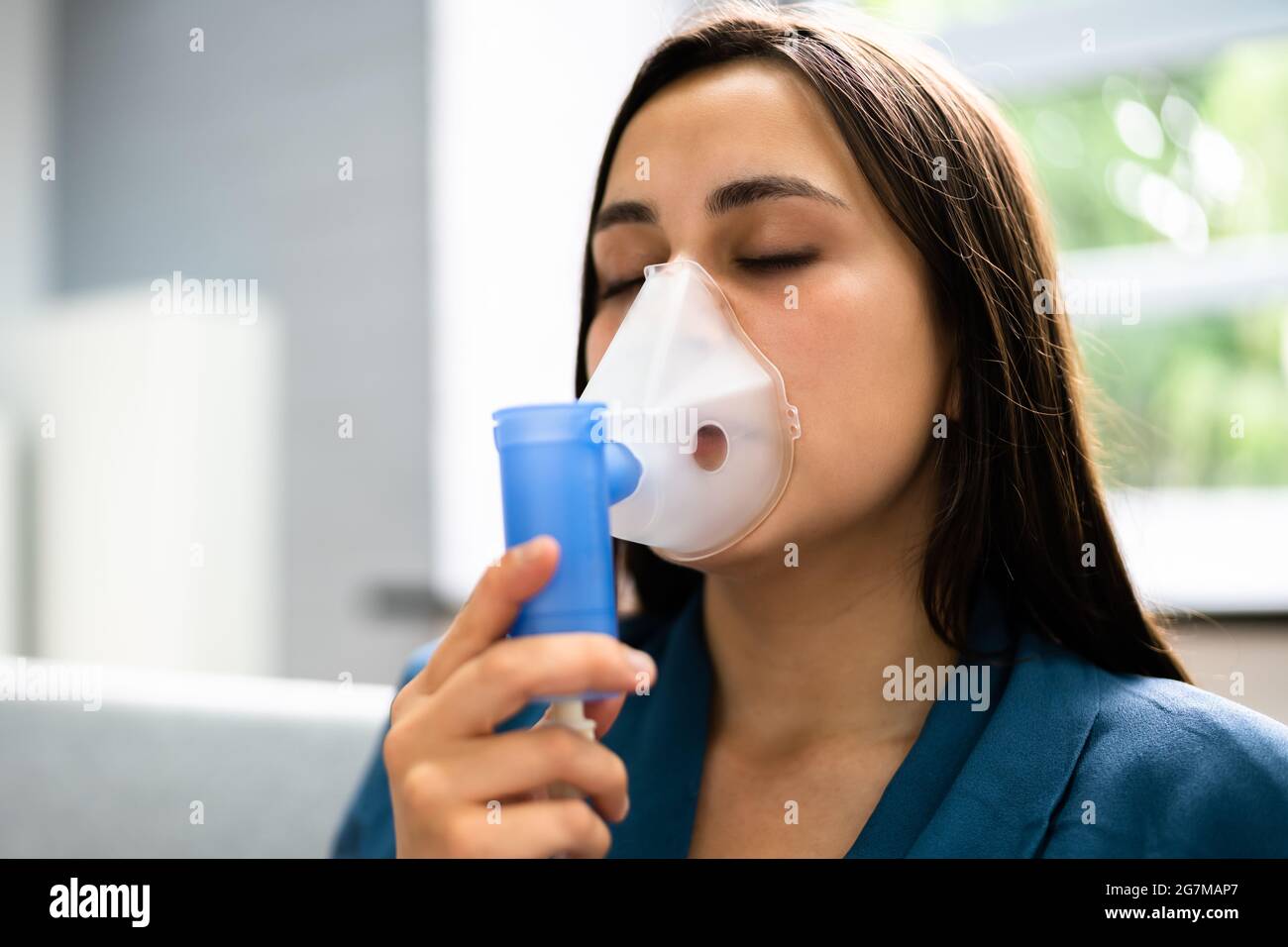 Respirazione di pazienti asmatici con maschera di ossigeno e nebulizzatore BPCO Foto Stock