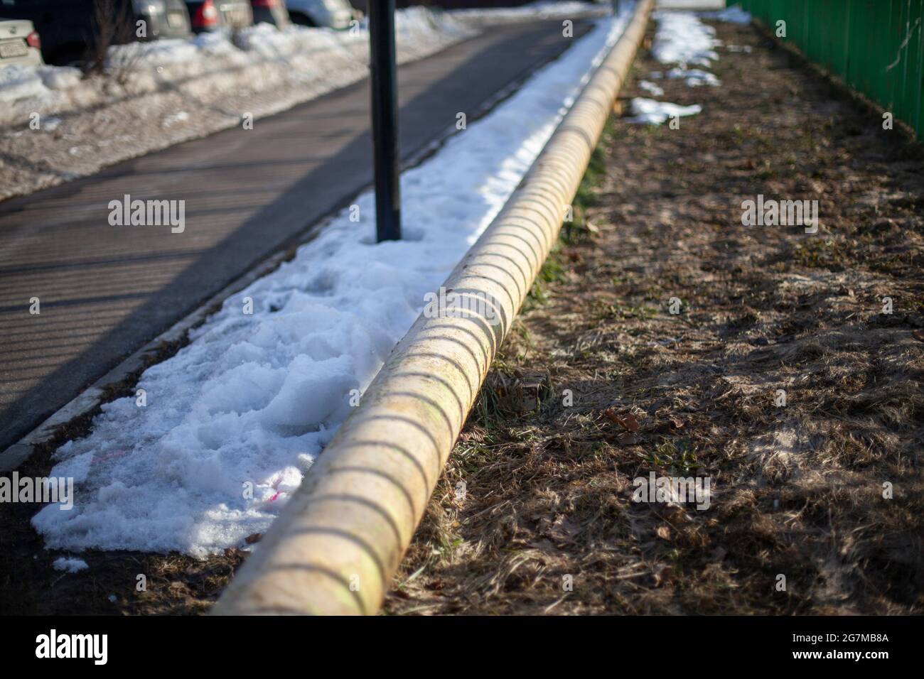 Tubo di riscaldamento in inverno in Russia. Riscaldamento principale sulla  strada. Mezzi di comunicazione in città. Alimentazione di acqua calda Foto  stock - Alamy