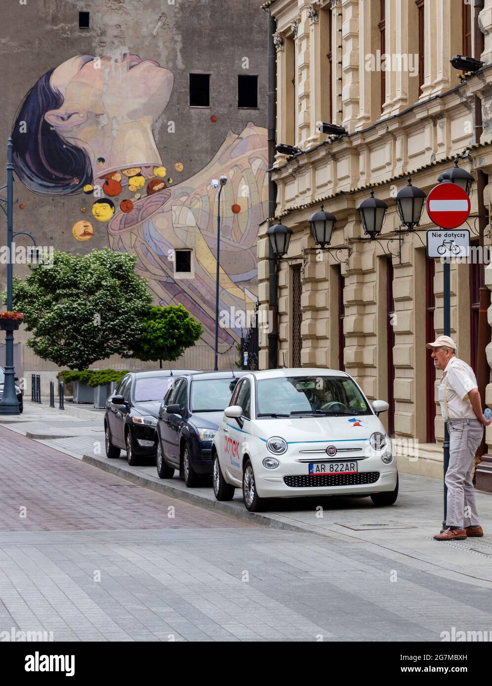 Una scena di strada, un murale e un vecchio uomo, Europa, Polonia Foto Stock