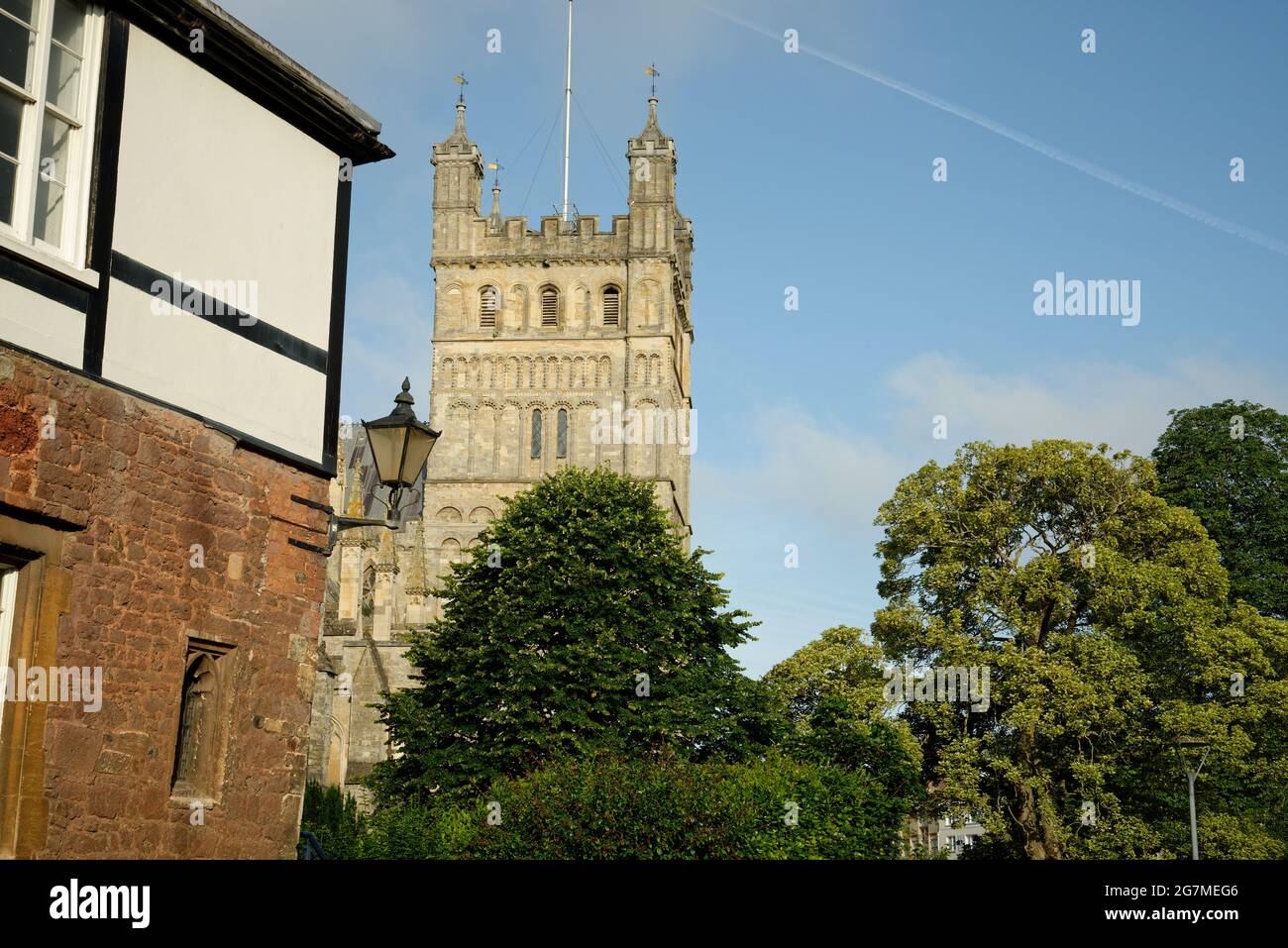 La torre della cattedrale di Exeter nel mese di luglio. Altri edifici e alberi nelle vicinanze della cattedrale. Foto Stock