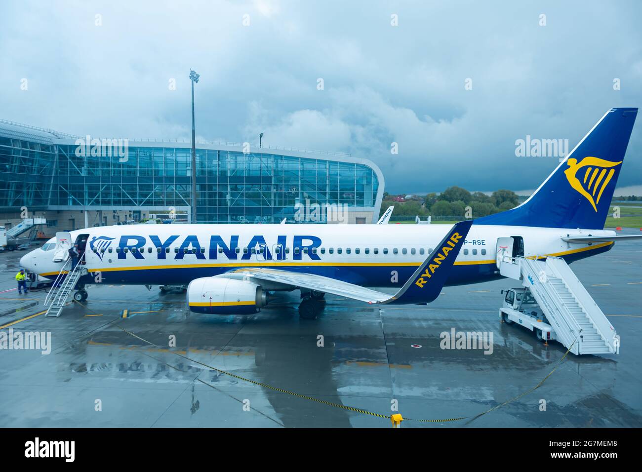 Un team di tecnici prepara l'aereo per la partenza. Lviv, Ucraina - 05.15.2019 Foto Stock