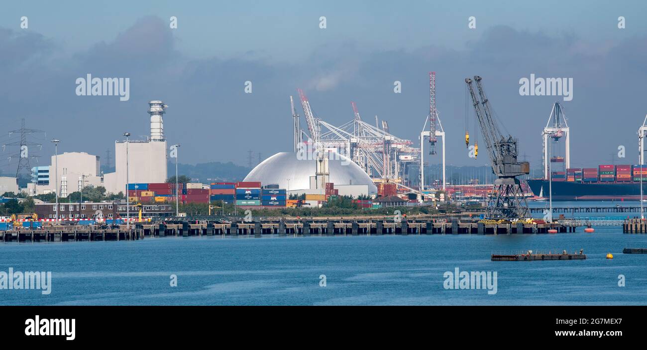 Marchwood, Southampton, Inghilterra, Regno Unito, 2021. La cupola in alluminio del Marchwood ERF, l'impianto di incenerimento dei rifiuti e il porto dei container sullo sfondo. Foto Stock