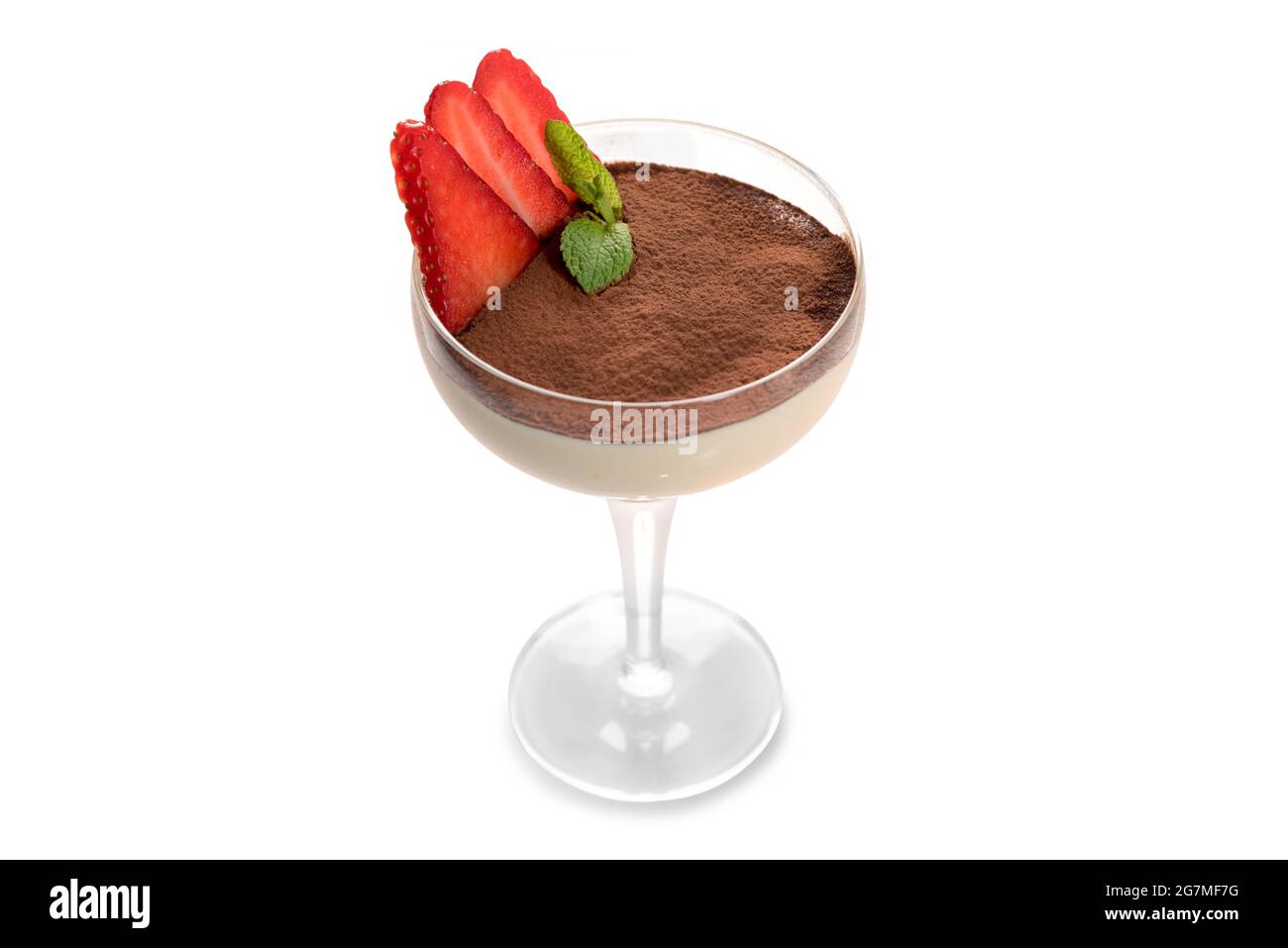 Dessert tiramisù in tazza di vetro con fette di fragola e foglie di menta, isolato su bianco, spazio copia Foto Stock