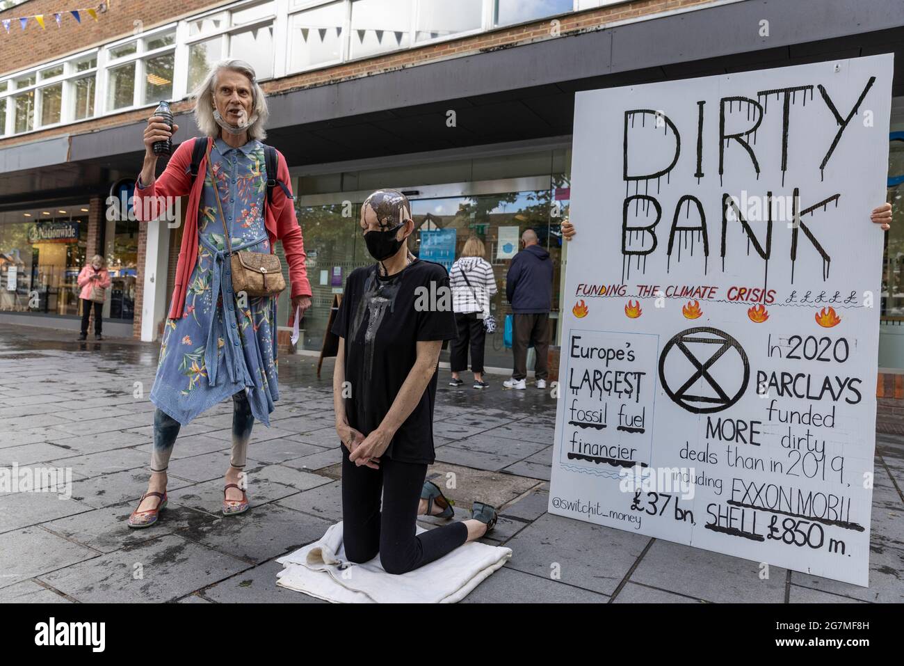 Manifestanti climatici al di fuori di una Barclays Bank che manifestano contro gli investimenti finanziari delle banche in combustibili fossili, St Albans, Hertfordshire, Inghilterra, Regno Unito Foto Stock