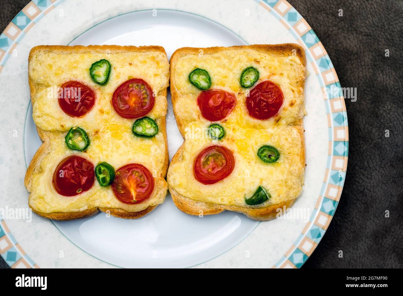 formaggio alla griglia su toast con pomodori e peperoncino verde Foto Stock
