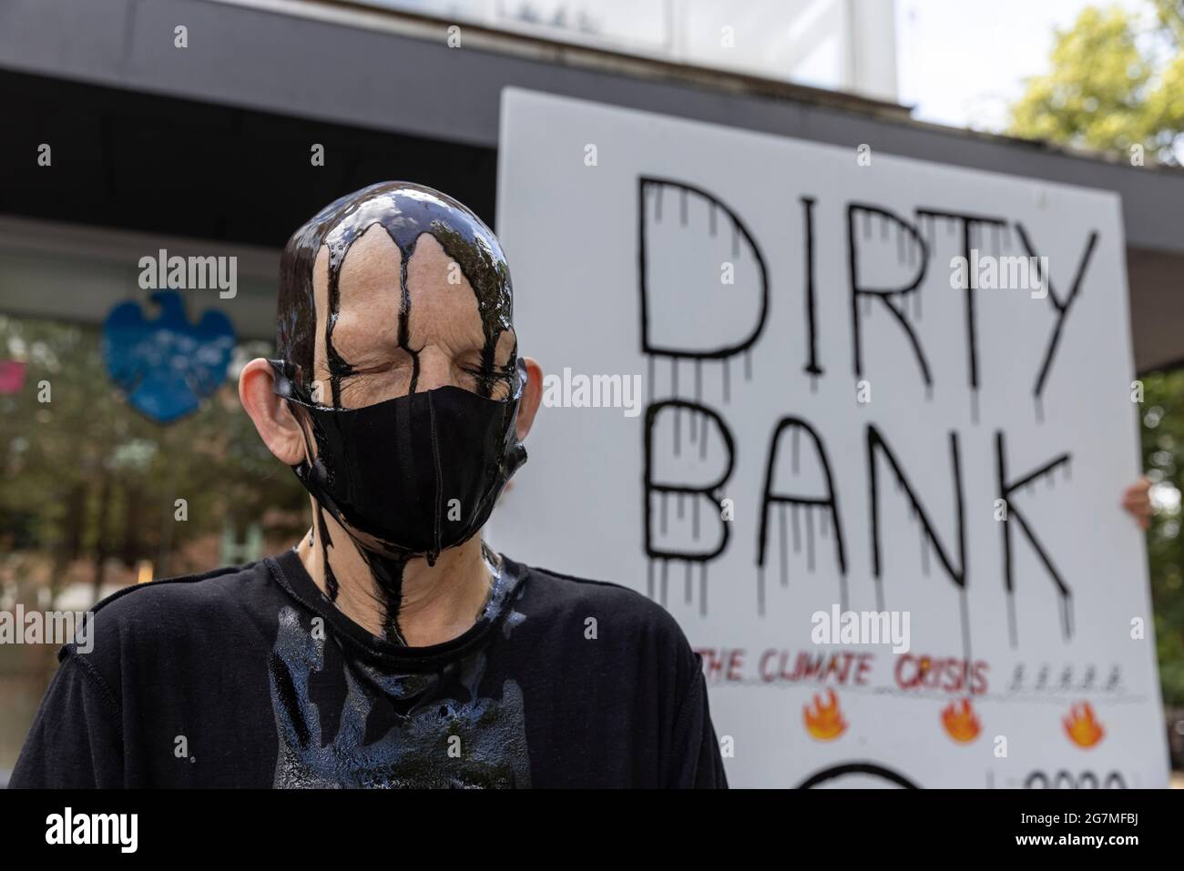 Manifestanti climatici al di fuori di una Barclays Bank che manifestano contro gli investimenti finanziari delle banche in combustibili fossili, St Albans, Hertfordshire, Inghilterra, Regno Unito Foto Stock