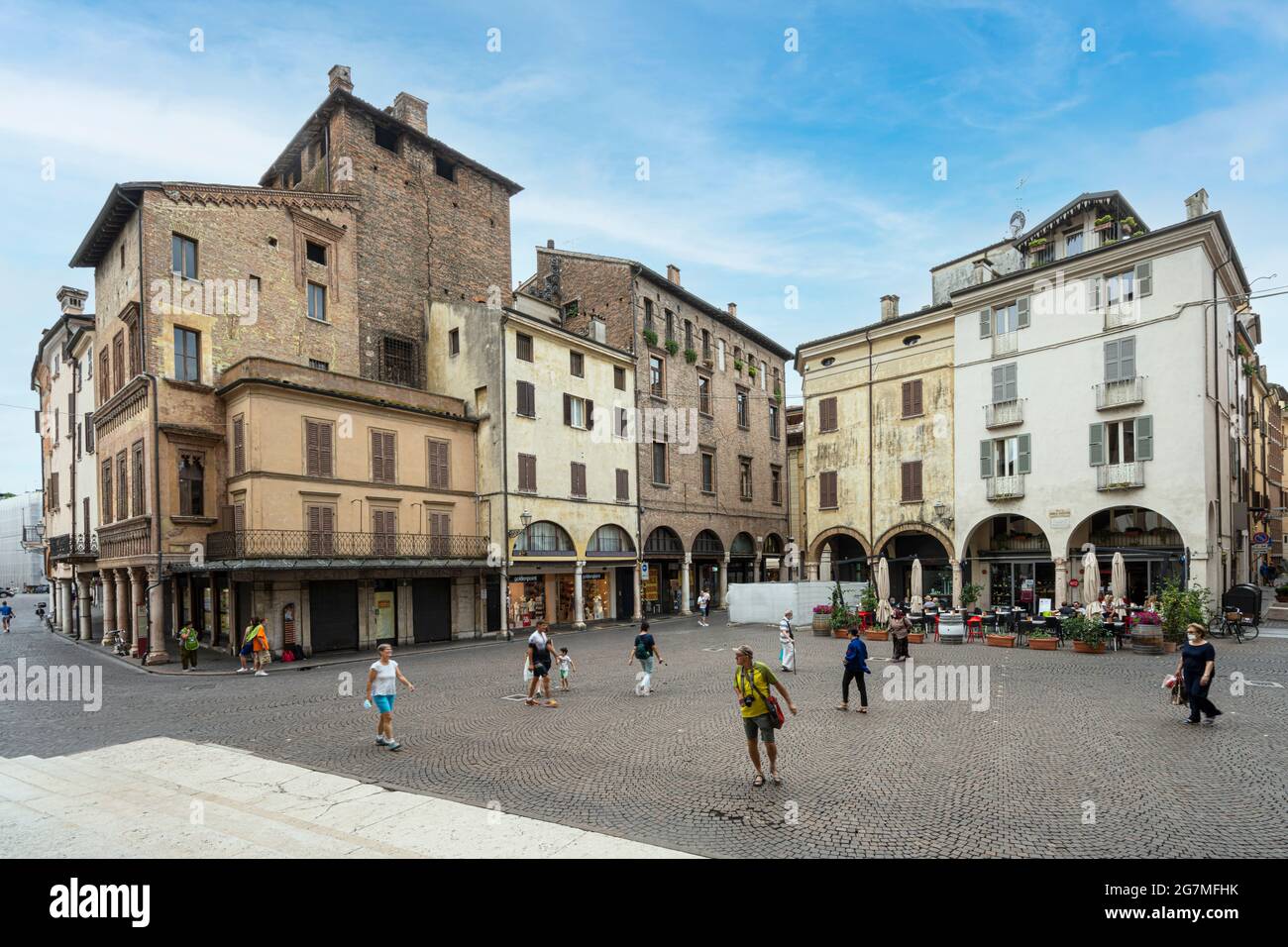 Mantova, Italia. 13 luglio 2021. Vista sull'antica casa del mercante nel centro della città Foto Stock