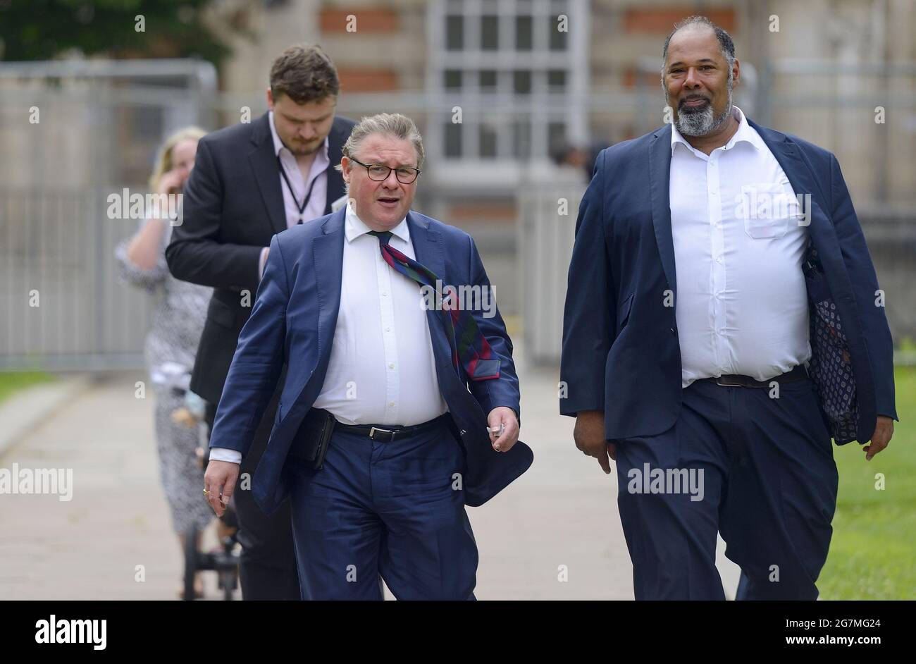 Mark Francois MP (con: Rayleigh e Wickford) e David Kurten (leader: Heritage Party, ex membro dell'Assemblea di Londra, ex UKIP) che attraversano il College Foto Stock