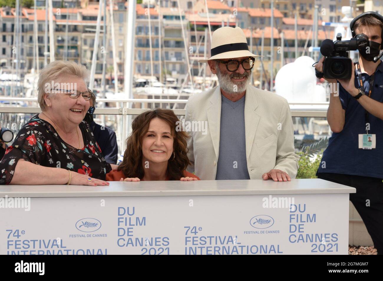 14 luglio 2021, CANNES, Francia: CANNES, FRANCIA - 14 LUGLIO: (Da L a R) Danielle Fichaud, Valerie Lemercier e Roc Lafortune partecipano alla fotocellula ''Aline, la voce dell'amore'' durante il 74a edizione del Festival del Cinema di Cannes, il 14 luglio 2021. (Immagine di credito: © Frederick InjimbertZUMA Wire) Foto Stock