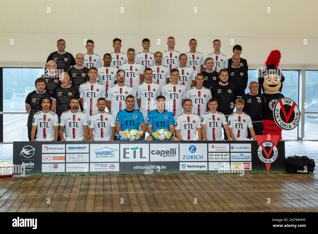 calcio, 3. Liga, 2021/2022, FC Viktoria Koeln, Sportpark Hoehenberg, presentazione della squadra alla nuova stagione di gioco, stampa foto, tiro di squadra, row1f.a. f.l. terapista fisico Markus Zeyer, Benjamin Hemcke, Seokju Hong, Ilhan Altuntas, Kai Klefisch, Jeremias Lorch, Dario De vita, analisi Sunghu Lee, row2f.a. f.l. kitwoman Claudia Stier, team manager Patrick Elert, Florian Heister, Timmy Thiele, Marcel Risse, Daniel Buballa, Allenatore di cross-over Marian Wilhelm, allenatore di atletica Werner Schoupa, row3f.a. f.l. kitman Dieter Schick, guardiano Thomas Guertler, Christoph Greger, Maximilian Rossmann, Mor Foto Stock