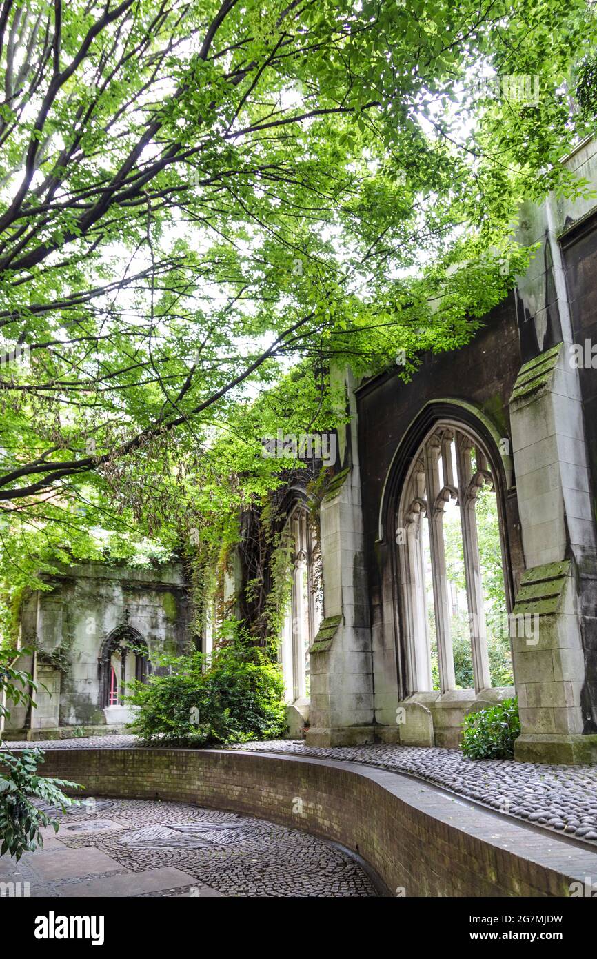 Rovina di St Dunstan nella chiesa orientale danneggiata nel Blitz, ora convertito in un giardino pubblico, Londra, Regno Unito Foto Stock