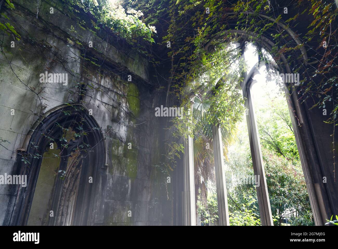 Rovina di St Dunstan nella chiesa orientale danneggiata nel Blitz, ora convertito in un giardino pubblico, Londra, Regno Unito Foto Stock