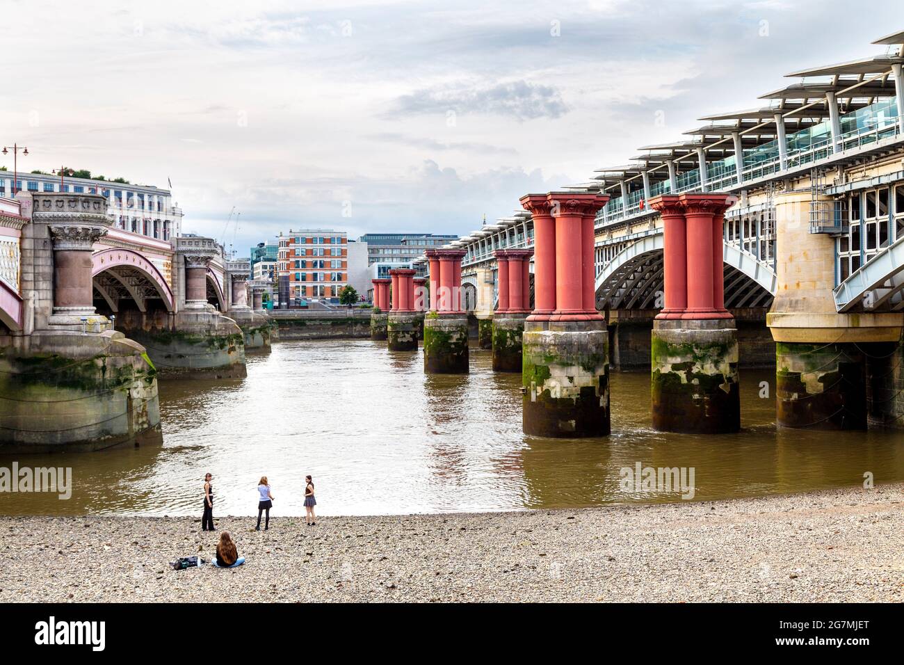 Colonne di supporto dal vecchio ponte della stazione di St Pauls tra il Blackfriars e il Blackfriars Railway Bridge, Bankside, Londra, Regno Unito Foto Stock