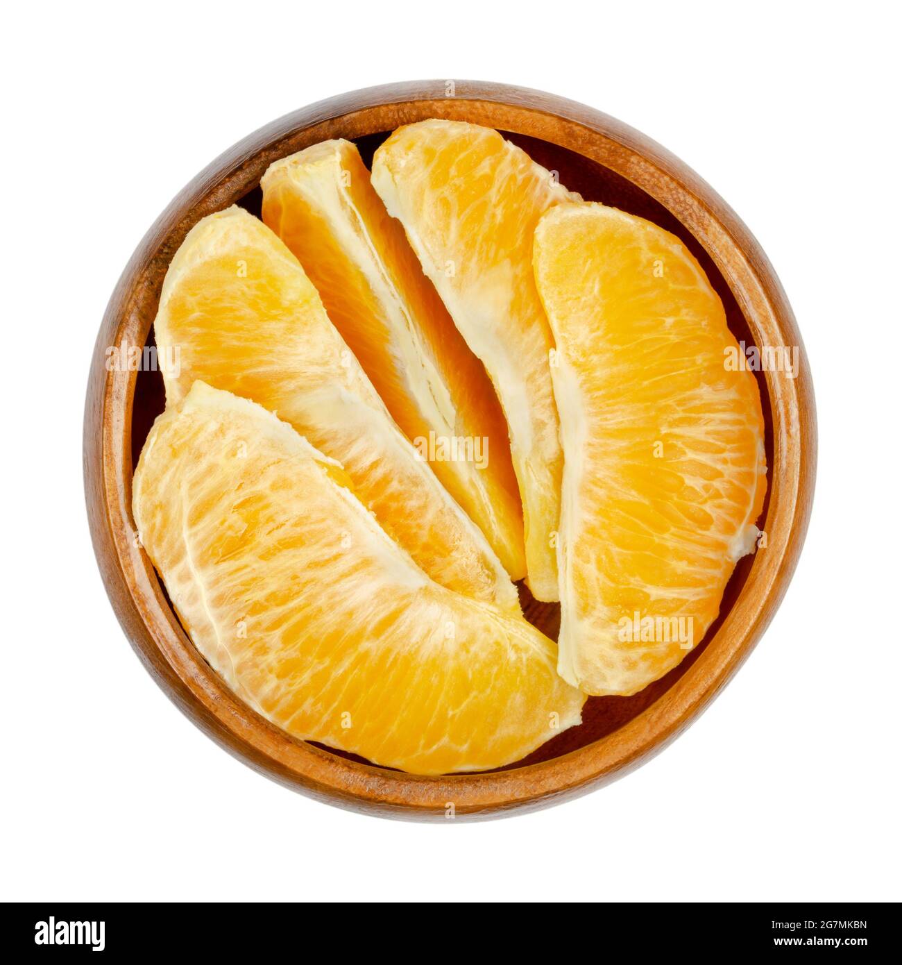 Segmenti arancioni, in una ciotola di legno. Segmenti di un arancio di Valencia sbucciato. Un frutto maturo e dolce con polpa di frutta gialla e succosa. Foto Stock