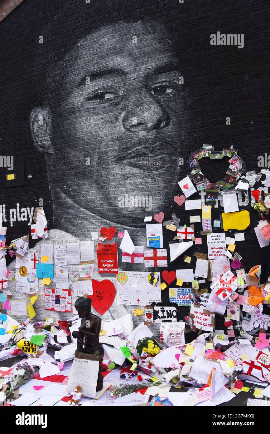 Withington, Regno Unito. 15 luglio 2021. Marcus Rashford Murale, Withington. Tributi dalla comunità dopo abuso razzista online e la defacing del murale. Credit: Della Batchelor/Alamy Live News Foto Stock
