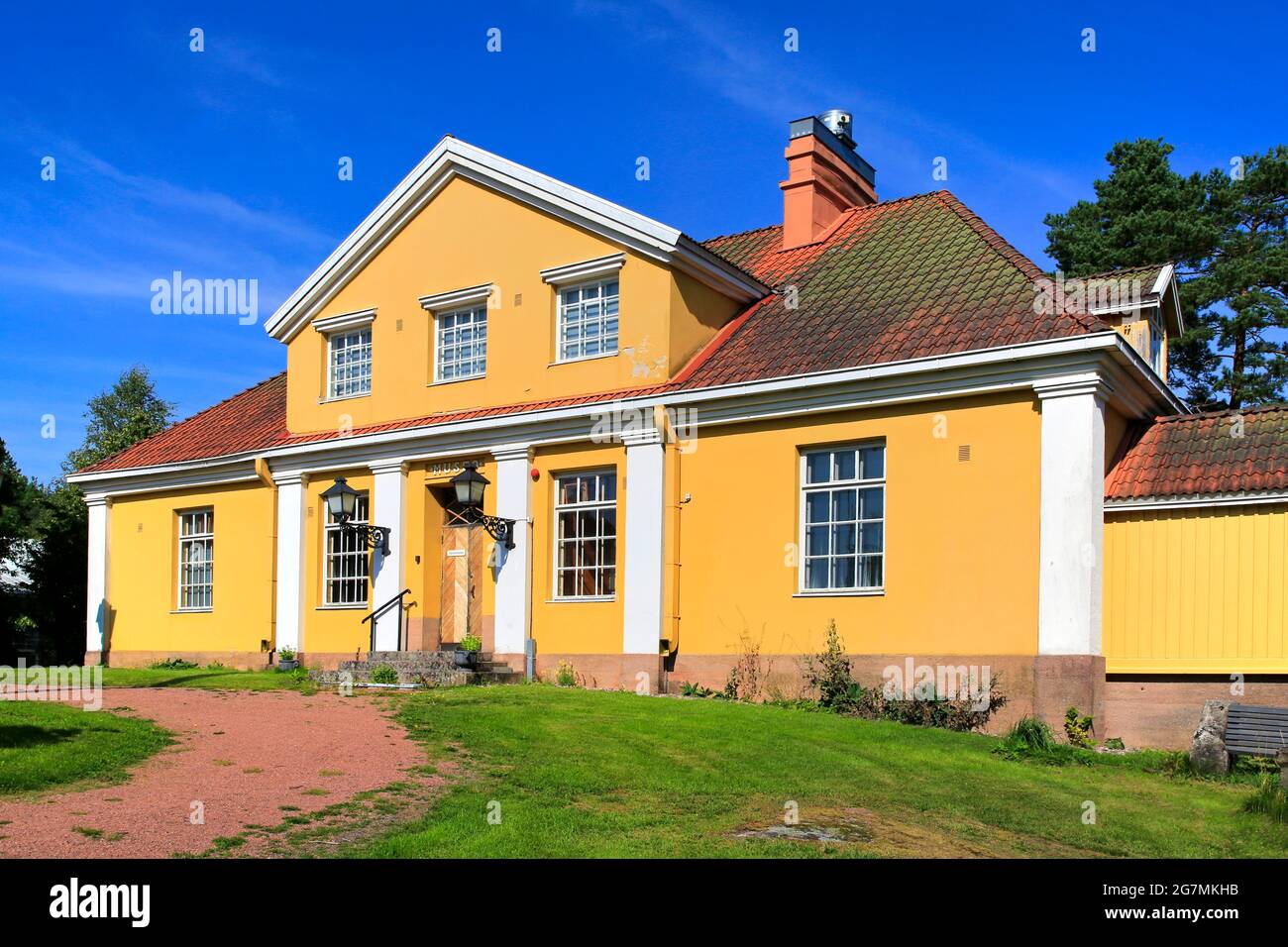 Bella costruzione del Museo Perniö in una giornata di sole d'estate. Il Museo Perniö fa parte del Museo storico Salo SAMU. Salo, Finlandia. 15 agosto 2020. Foto Stock