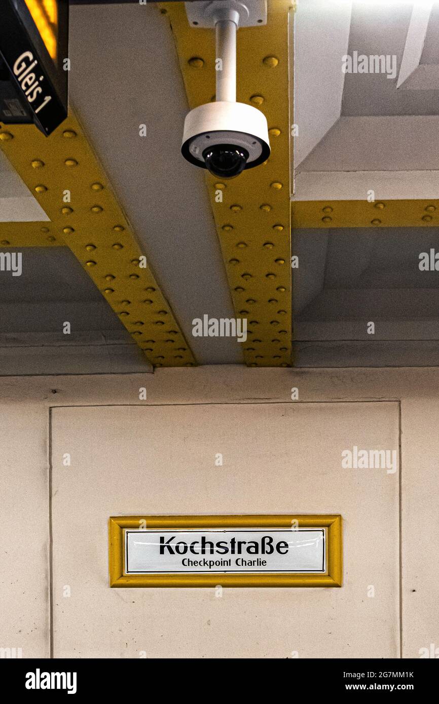 U Kochstrasse Checkpoint Charlie interno. Stazione metropolitana U-Bahn, kreuzberg, Berlino Foto Stock