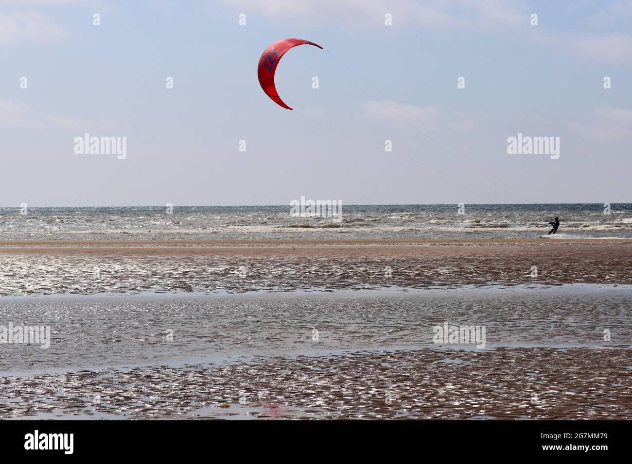Kite Surfer fuori Ainsdale Beach, Sefton Coast, Merseyside Foto Stock