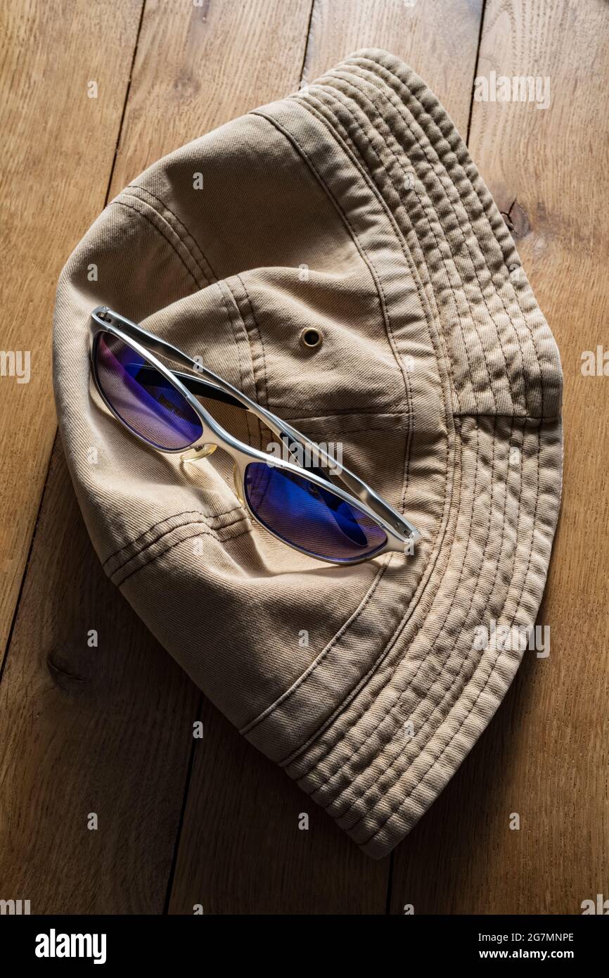 Cappello di cotone e occhiali da sole. Foto Stock
