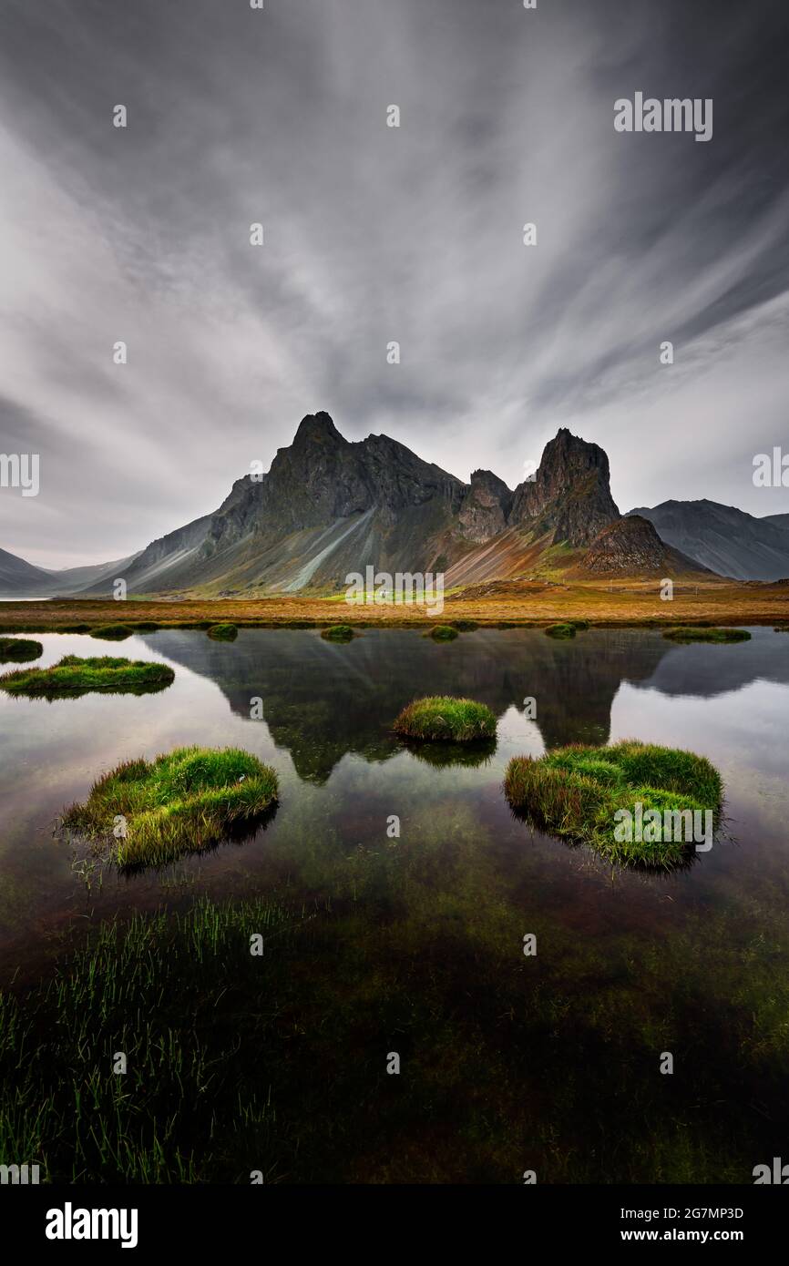 Incredibili riflessioni di Eystrahorn in una giornata tranquilla. Foto Stock