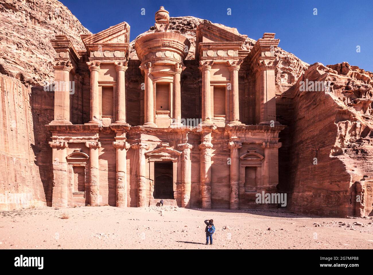 I turisti scattano fotografie di fronte al Monastero o ad-Deir a Petra, Giordania. Foto Stock