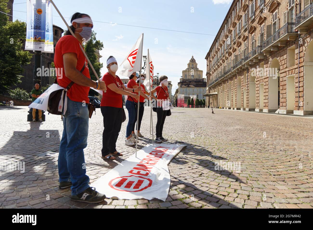 Torino, Italia. 14 luglio 2021. Le persone provenienti da ONG manifestano contro gli accordi tra Italia e Libia. Secondo Amnesty International nel 2020, la Guardia Costiera libica ha intercettato più di 10,000 rifugiati e migranti in mare, riportandoli in Libia, dove sono stati sottoposti a sparizione forzata, detenzione arbitraria e indefinita, torture, lavoro forzato ed estorsioni. Credit: MLBARIONA/Alamy Live News Foto Stock