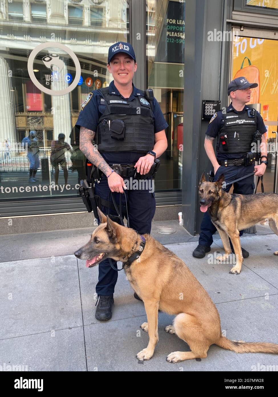 Ritratto di un ufficiale di pattuglia K9 femminile di NYPD a Broadway a Manhattan con un cane da cecchino bomba durante una parata Foto Stock