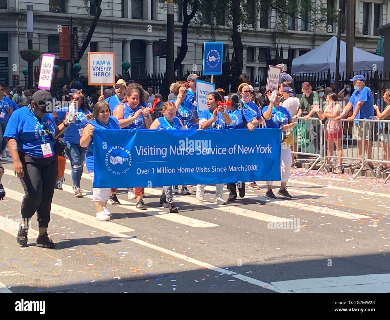Gli operai essenziali che hanno aiutato New York City attraverso la pandemia COVID-19 sono stati onorati con una parata speciale sul Canyon degli Eroi lungo Broadway in Lower Manhattan. Durante la pandemia, le infermiere di New York erano in prima linea. Operatori sanitari della comunità alla sfilata. Foto Stock