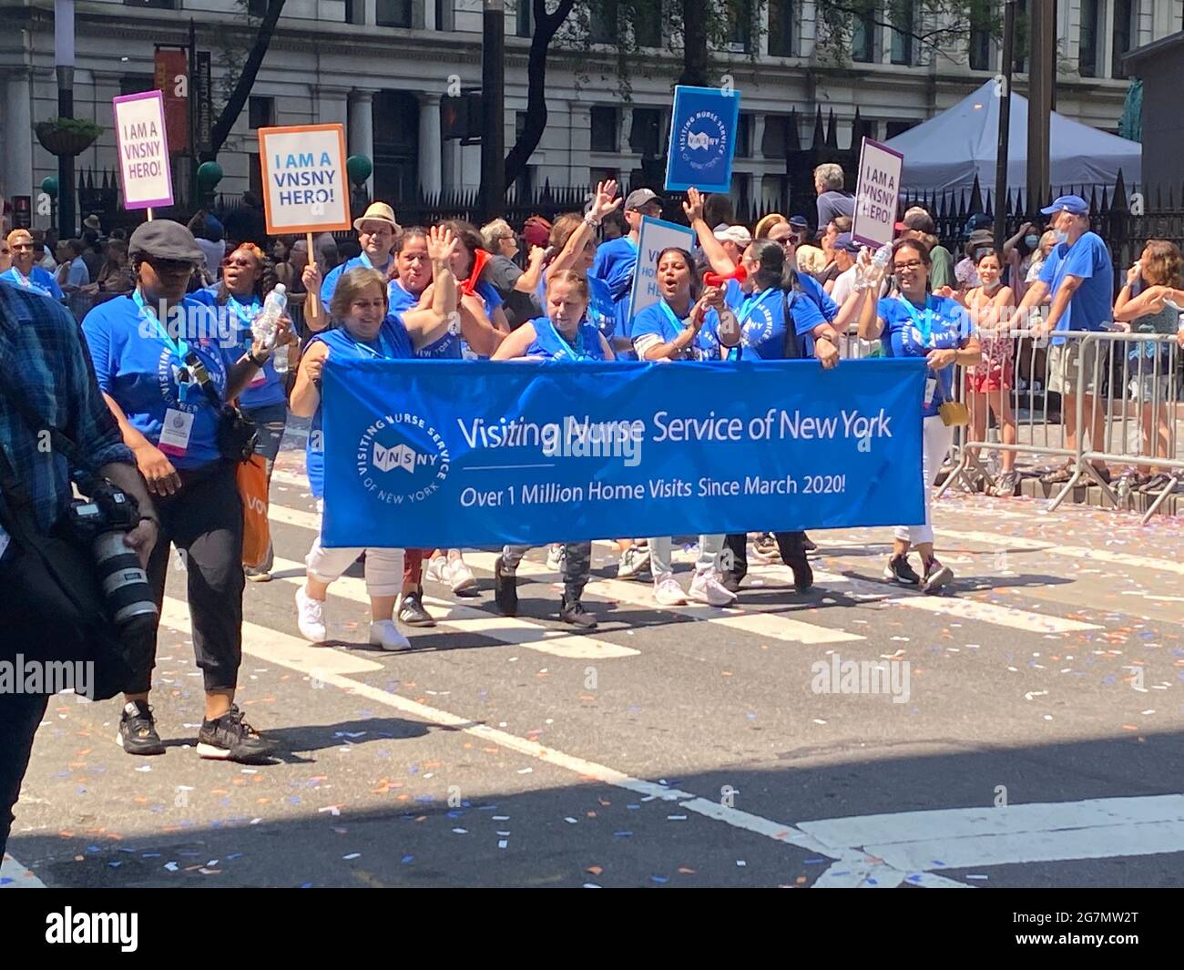 I lavoratori essenziali che hanno aiutato New York City attraverso la pandemia COVID-19 sono stati onorati con una sfilata speciale sul Canyon degli Eroi lungo Broadway a Lower Manhattan. Gli infermieri in visita a New York erano in prima linea durante la pandemia. Operatori sanitari della Communikty alla parata. Foto Stock
