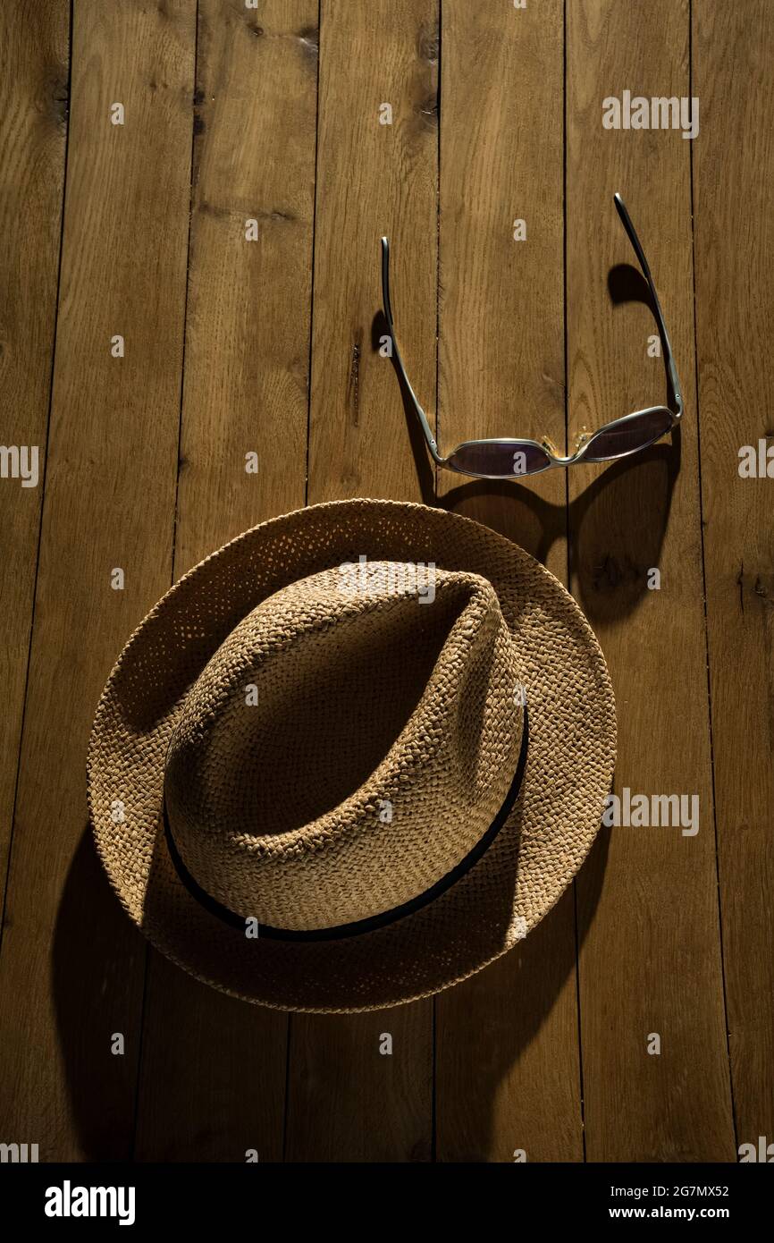 Cappello di paglia e occhiali da sole. Foto Stock