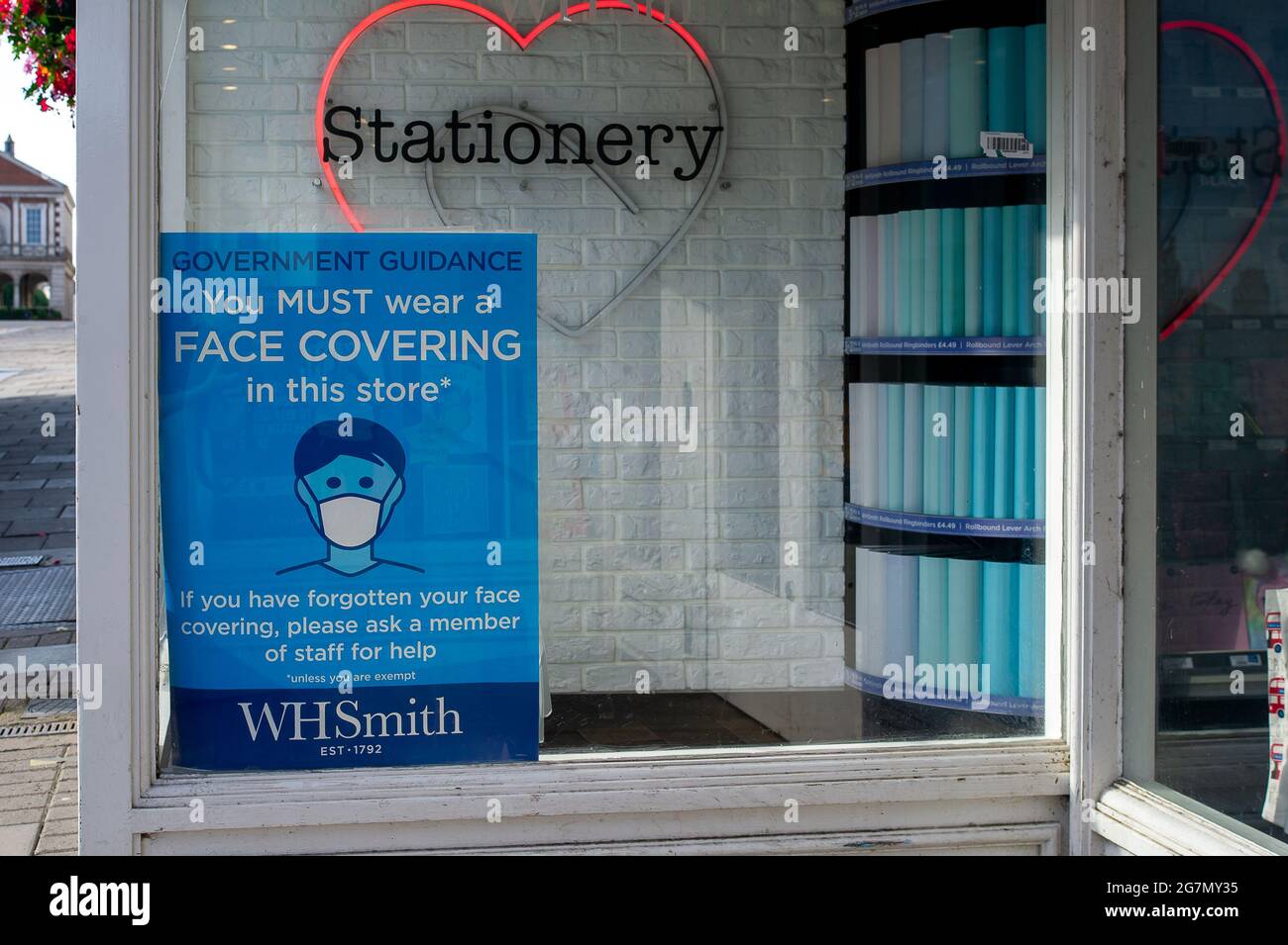 Windsor, Berkshire, Regno Unito. 14 luglio 2021. Un Covid-19 misura l'avviso nella finestra WH Smith di Windsor. 1200 scienziati e medici si sono espressi contro la rimozione di distanza sociale e l'obbligo legale di indossare maschere facciali, mentre in negozi da lunedì 19 luglio 2021, in quanto temono che questo aumenterà il numero crescente di casi Covid-19 ancora di più. Credito: Maureen McLean/Alamy Foto Stock